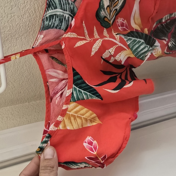 Old Navy red floral off-shoulder top, size M – lightweight and fun for summer! - Picture 4 of 5